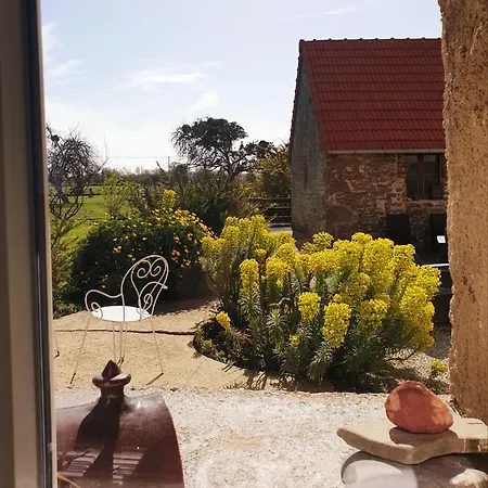 La De La Ferme Du Clos Giot فندق مبيت وإفطار