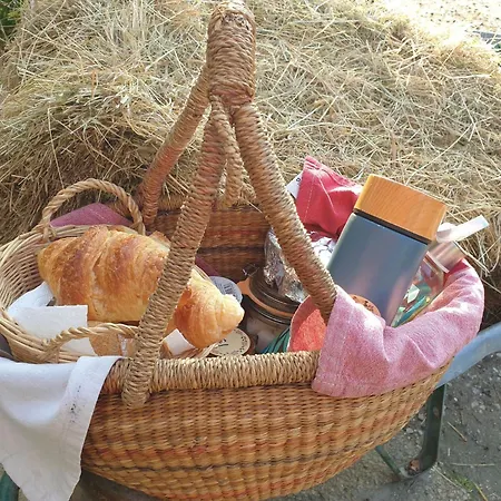 La De La Ferme Du Clos Giot فندق مبيت وإفطار